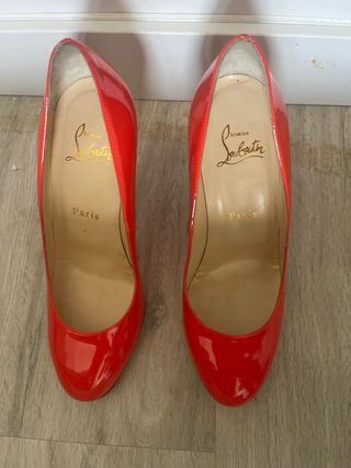 Zapato Louboutin charol rojo