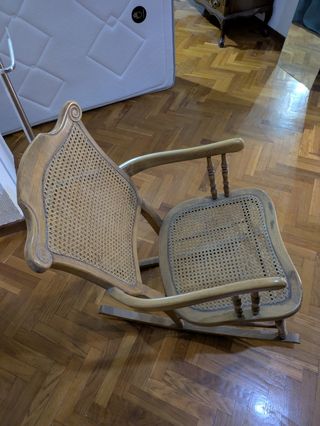 Mecedora antigua de madera y mimbre