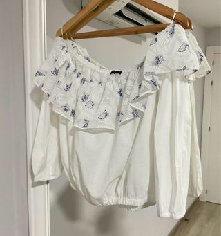 Blusa blanca hombros caídos