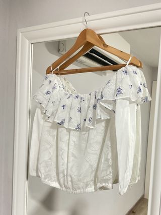 Blusa blanca hombros caídos