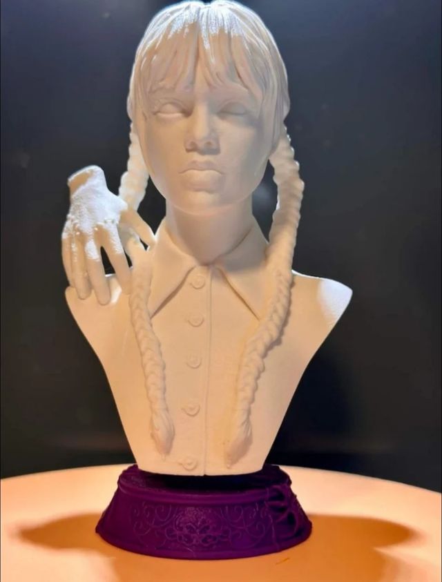 Figura dipinta di Wednesday Addams (serie WESNESDAY)