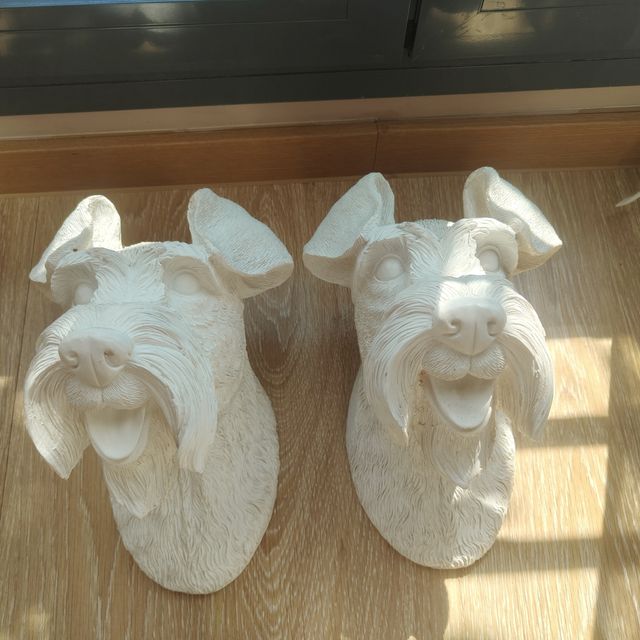 Figuras decoración pared perro Schnauzer blancas