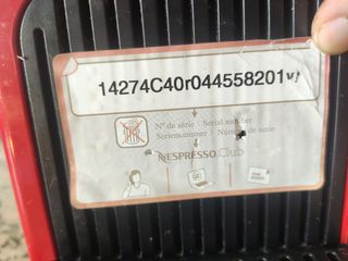 Cafetera Nespresso roja