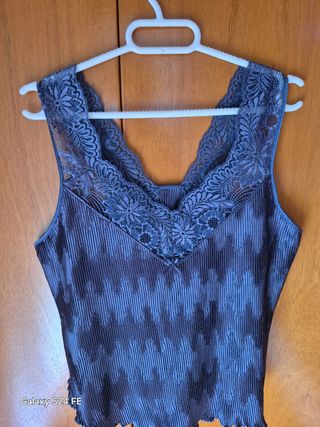 Top gris perla plisado encaje