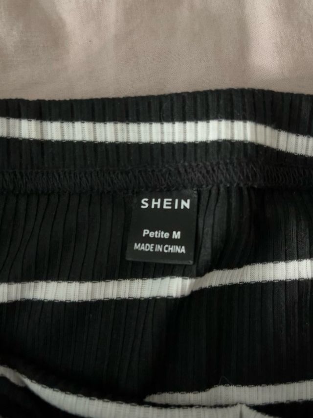 Falda negra con rayas blancas