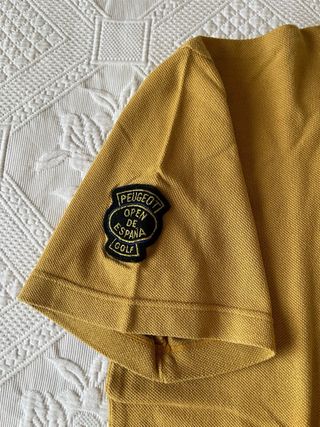 Polo Reebok color mostaza talla M