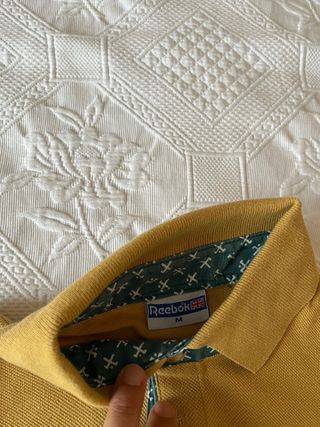 Polo Reebok color mostaza talla M