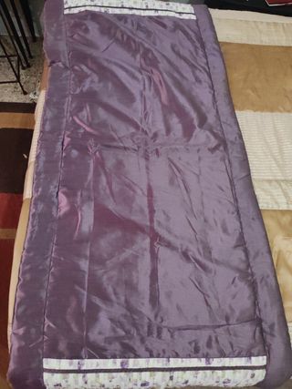Pie de cama morado