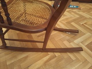 Sedia a dondolo in legno e vimini