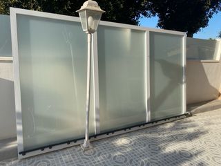 Puerta de garaje  
Corredera cristal 3 hojas