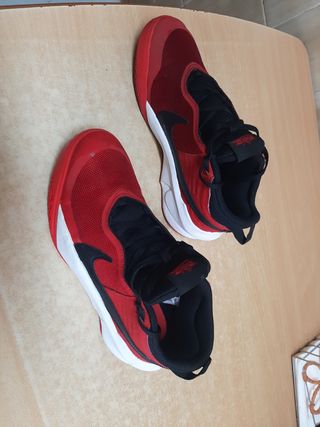 Zapatillas Nike rojas y negras