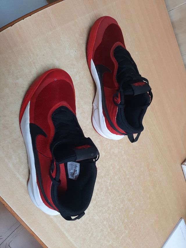 Zapatillas Nike rojas y negras