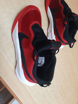 Zapatillas Nike rojas y negras