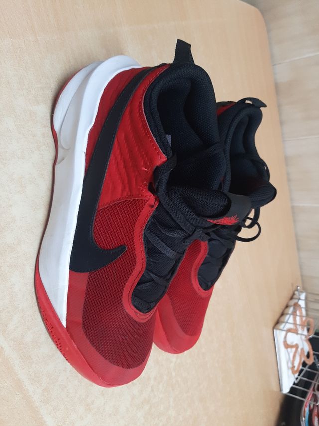 Zapatillas Nike rojas y negras