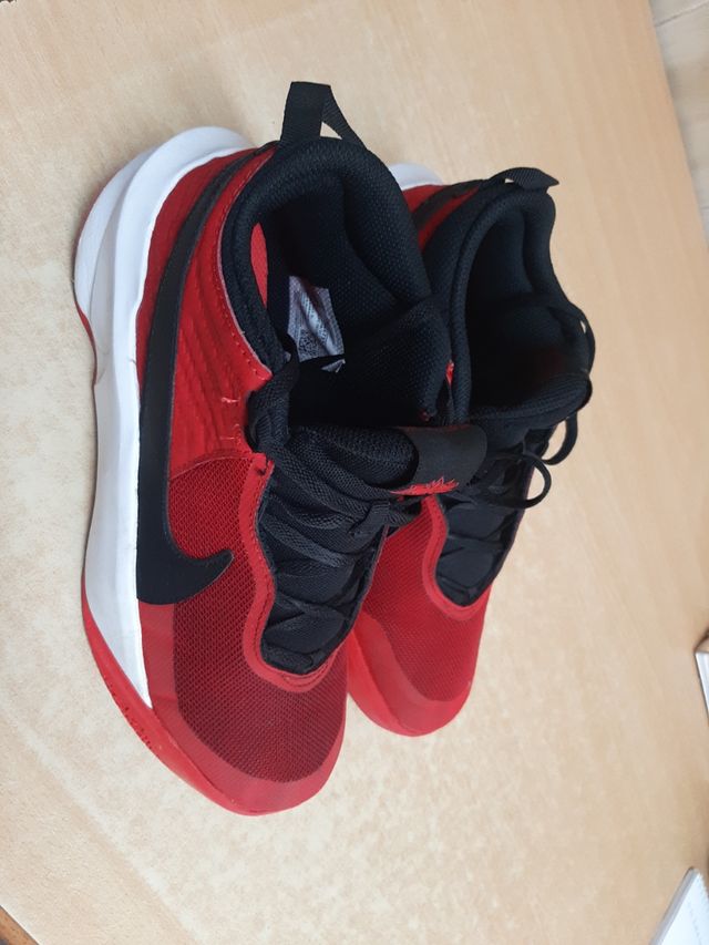 Zapatillas Nike rojas y negras