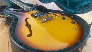 Tokai ES-162: Guitarra eléctrica 335