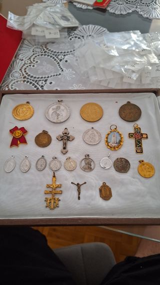 Medallas religiosas doradas y plateadas