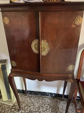 Mueble antiguo de madera