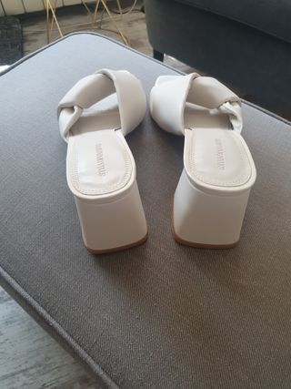 Sandalias Stradivarius blancas tacón