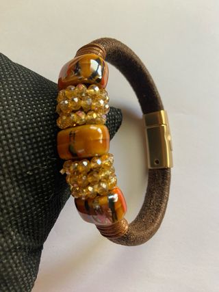 Pulsera marrón con abalorios