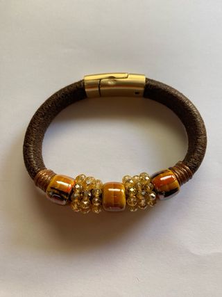 Pulsera marrón con abalorios