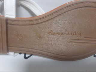 Sandalias planas blancas con dorado