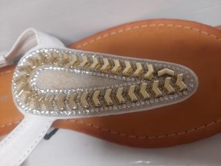 Sandalias planas blancas con dorado