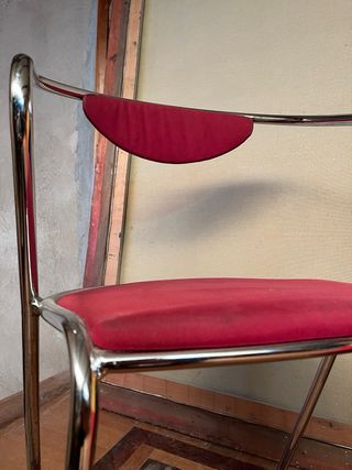 Silla vintage roja y metal