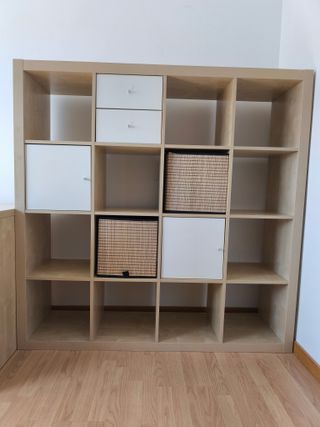 Conjunto de escritorio y estantería de madera.