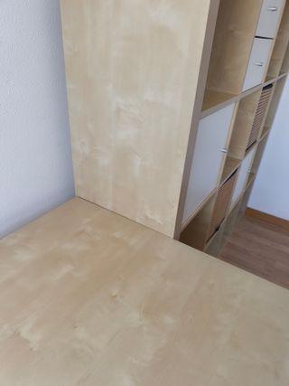 Conjunto de escritorio y estantería de madera.