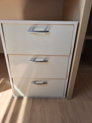 Conjunto de escritorio y estantería de madera.