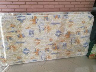 2 camas completas + mesita noche+ colchas+ estor