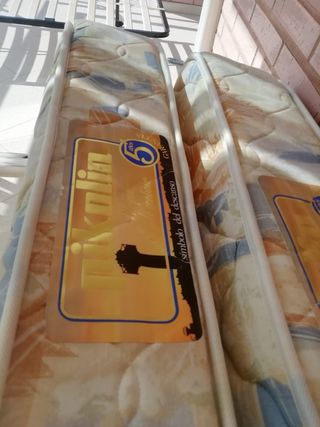 2 camas completas + mesita noche+ colchas+ estor