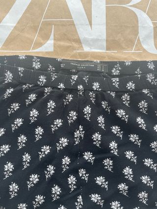 2 Shorts ZARA flores negro y rojo Talla S nuevo