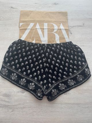 2 Shorts ZARA flores negro y rojo Talla S nuevo