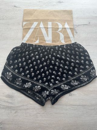 2 Shorts ZARA flores negro y rojo Talla S nuevo