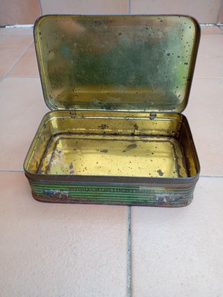 2 Latas metálica Vda. de Solano