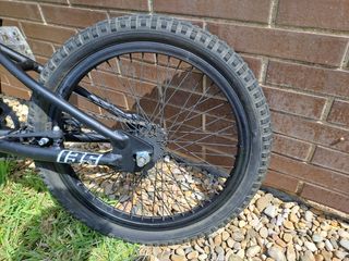Bicicleta BMX impecable ideal para saltos y trucos