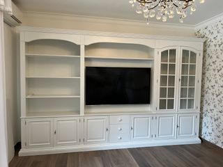 Libreria bianca in legno e vetro