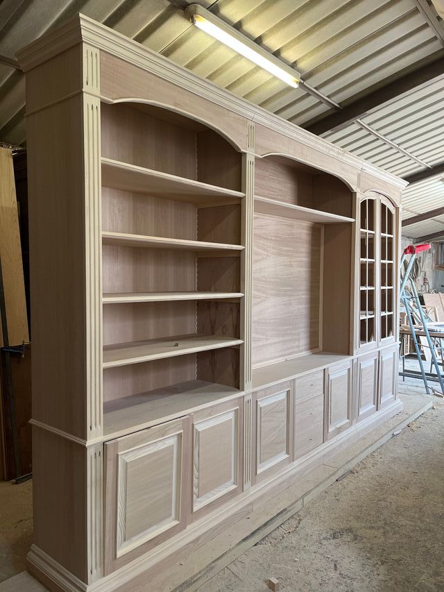 Libreria bianca in legno e vetro