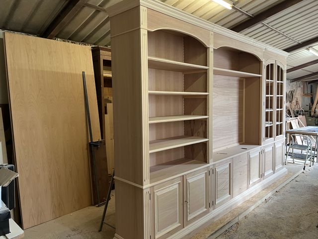 Libreria bianca in legno e vetro