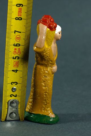 FIGURA DE ADORADOR CON CESTO, EN BARRO, PARA BELÉN