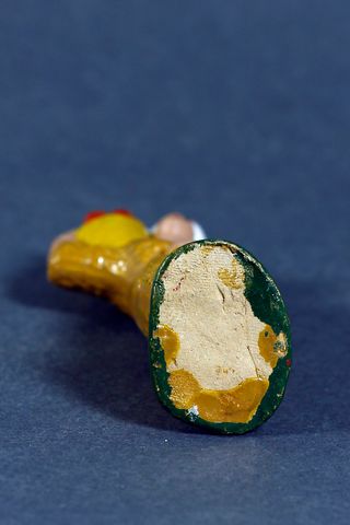 FIGURA DE ADORADOR CON CESTO, EN BARRO, PARA BELÉN