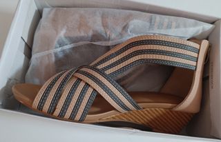 Sandalias cuña mujer beige-gris