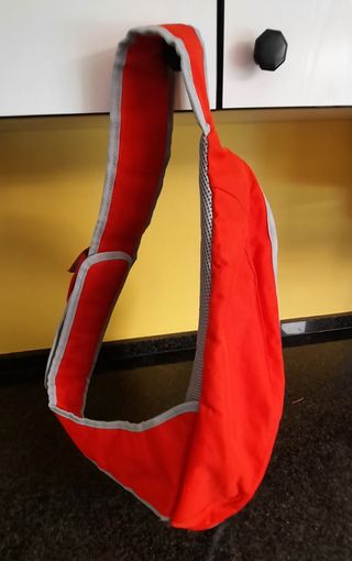 Mochila bandolera roja y gris