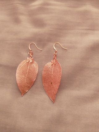 Pendientes hojas doradas