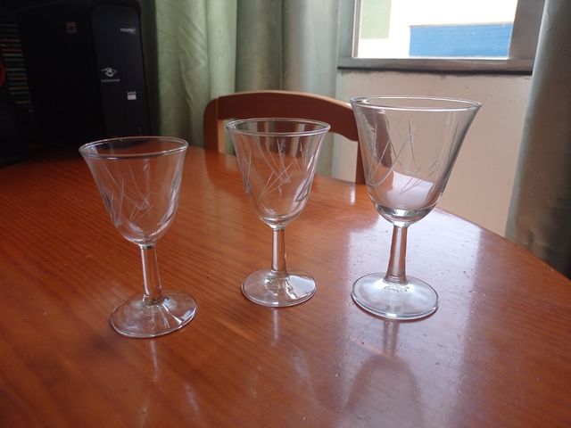 Cristalería completa: copas vasos jarras