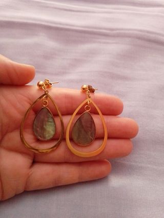 Pendientes dorados con piedras verdes