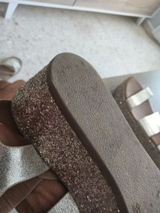 Sandalias cuña doradas brillantes