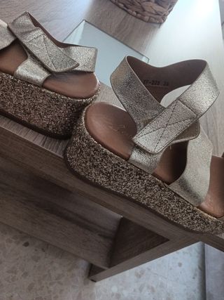 Sandalias cuña doradas brillantes